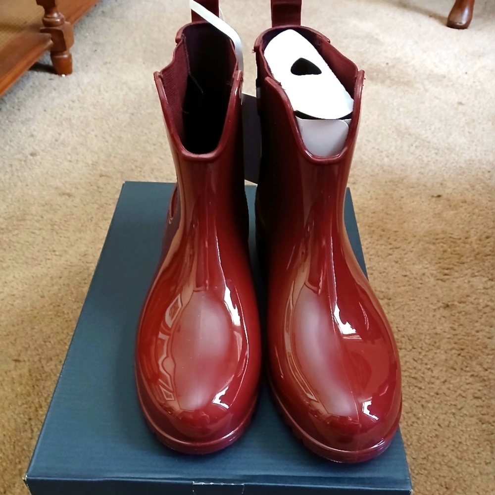 NIB Tommy Hilfiger signature stripe rainboots.
